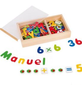 Magnetky - Dřevěná magnetická čísla a písmena, 89ks (Goki)
