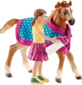 Schleich - Jezdecký klub, Hříbě s holčičkou