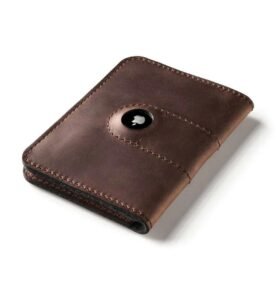 Crazy Horse Craft Kožená peněženka na pas a airtag wood brown