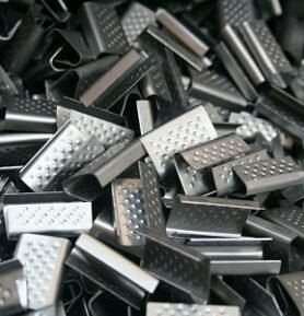 Spony na vázací pásky plechové, šíře 12-13 mm, balení 2500 ks