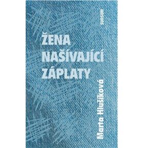 Žena našívající záplaty