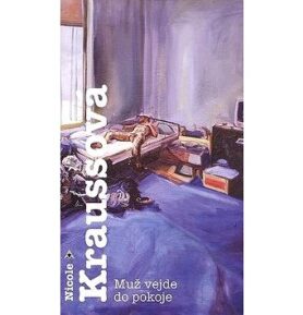 Muž vejde do pokoje