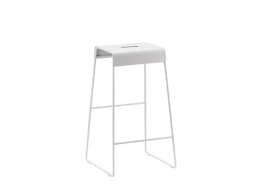 Zone Denmark Kovovová barová židle A-Stool Soft Grey 65 cm (nosnost 110 kg)