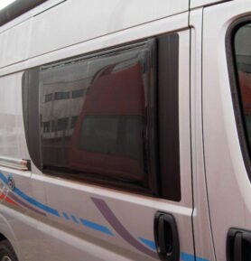 Výklopné okno pro Fiat Ducato / Citroen Jumper / Peugeot Expert od roku výroby 2006 Varianta: Okno pro posuvné dveře - tónované 985 x 465 mm