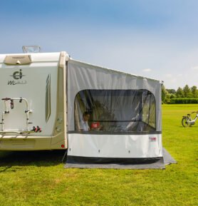 FIAMMA Praktická boční stěna s velkým oknem