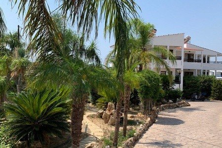 Coliseum Studios & Apartments