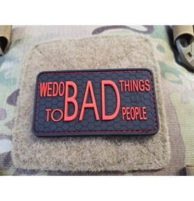 JACKETS TO GO nášivka WE DO BAD THINGS plast ČERNÁ/ČERVENÁ