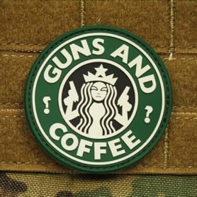 JACKETS TO GO nášivka GUNS AND COFFEE plast ZELENÁ