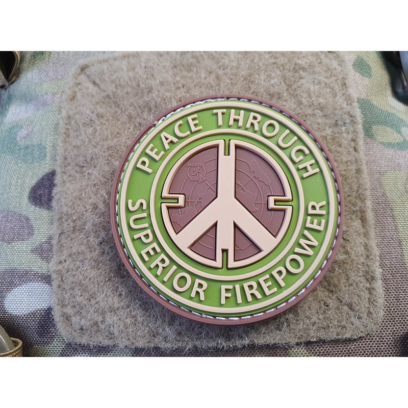 JACKETS TO GO nášivka PEACE THROUGH SUPERIOR FIREPOWER plast velcro MULTICAM