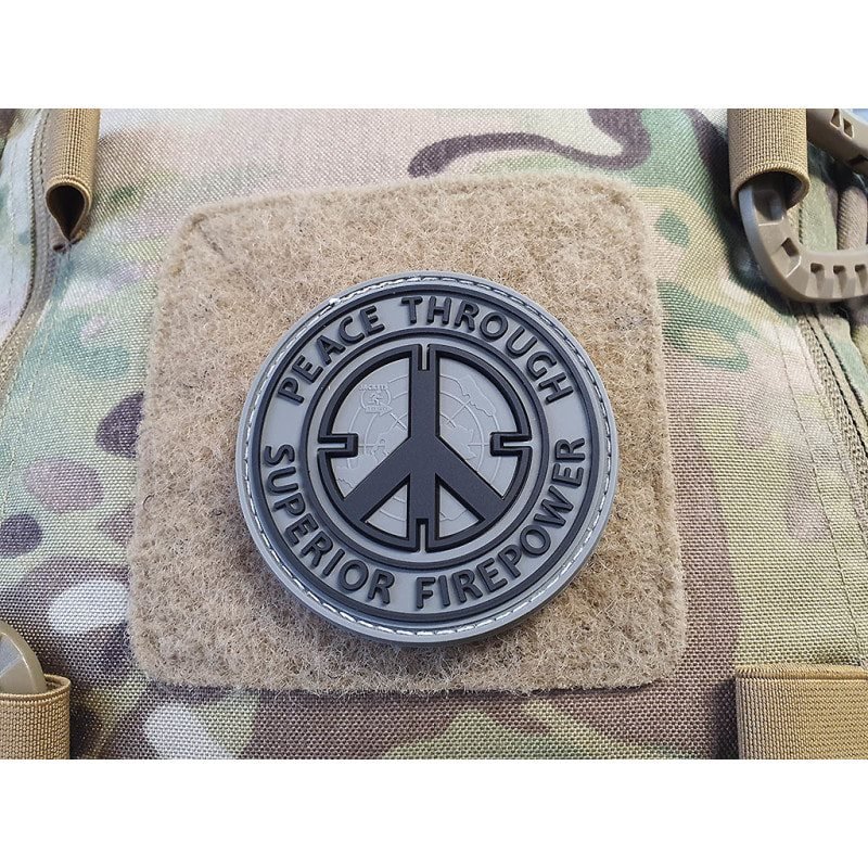 JACKETS TO GO nášivka PEACE THROUGH SUPERIOR FIREPOWER plast velcro ŠEDÁ