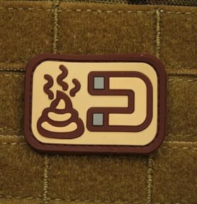 JACKETS TO GO nášivka SHIT MAGNET plast DESERT