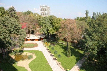 Estreya Palace & Residence