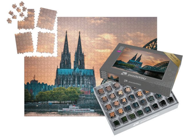 SMART SORTED® | Puzzle 1000 dílků „Kolínská katedrála a Hohenzollernský most v Kolíně nad Rýnem večer, Německo“