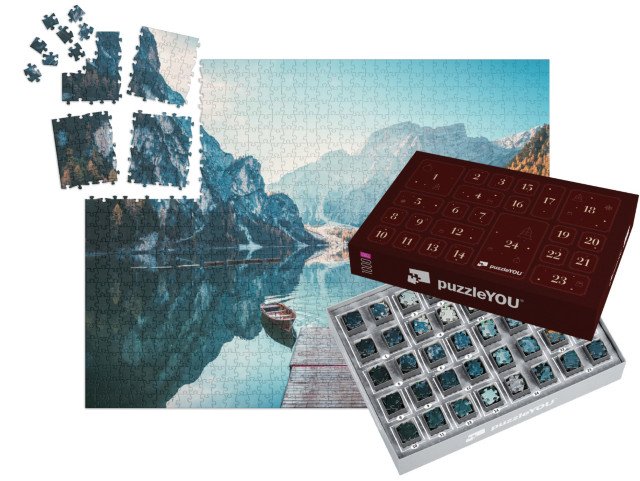 Adventní kalendář „Lodě na jezeře Braies v Dolomitech, Jižní Tyrolsko, Itálie“