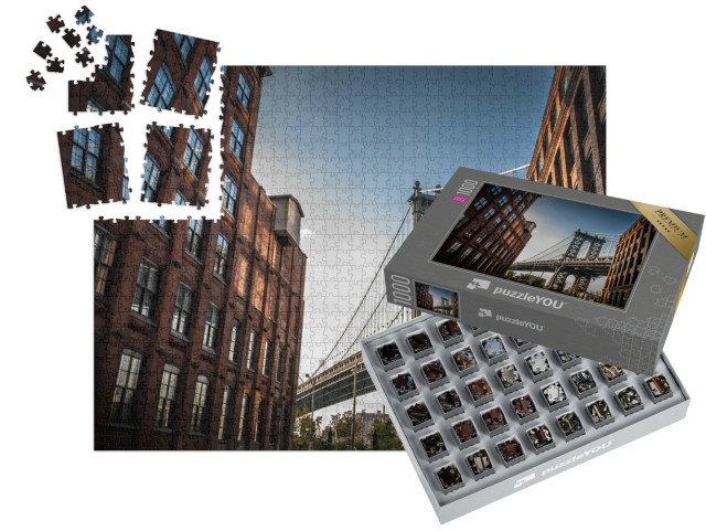 SMART SORTED® | Puzzle 1000 dílků „Manhattanský most z úzké uličky, léto v New Yorku, USA“