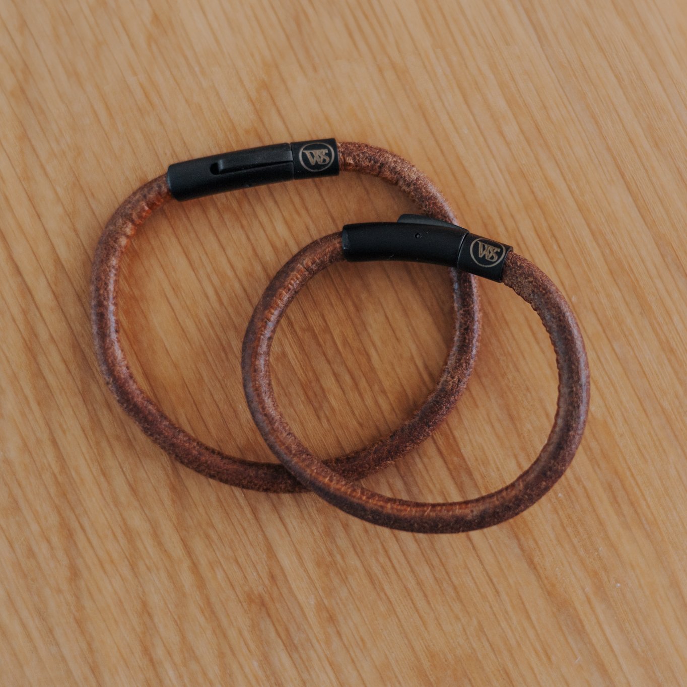 Wood Style Náramek kulatý s černým zapínáním Barva kůže: Hnědá, Velikost náramku: L