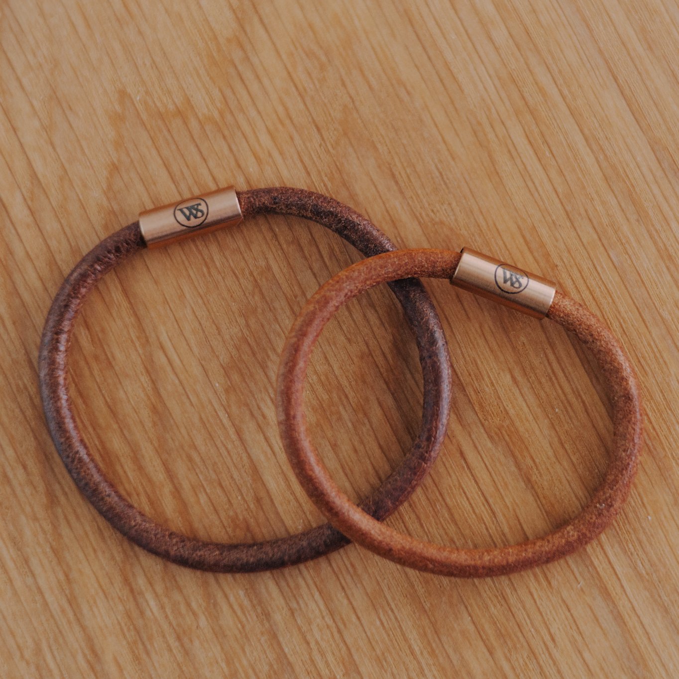 Wood Style Náramek kulatý s bronzovým magnetickým zapínáním Barva kůže: Hnědá, Velikost náramku: S