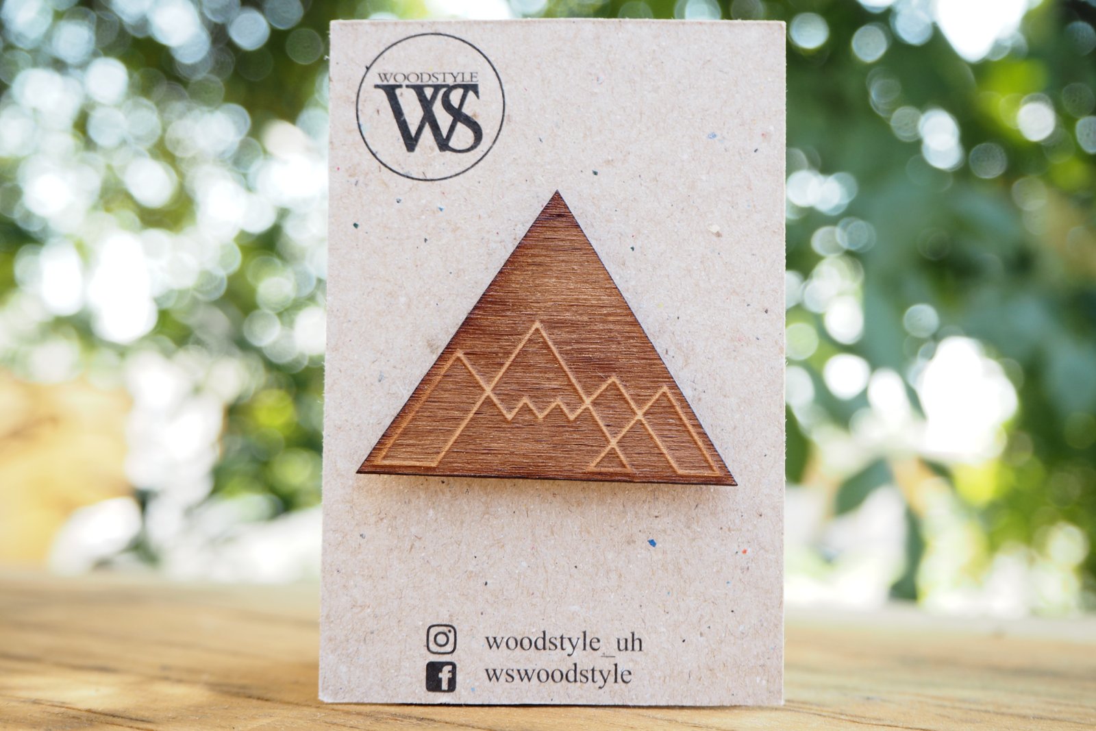 Wood Style Brož Mountains triangle barva: tmavá