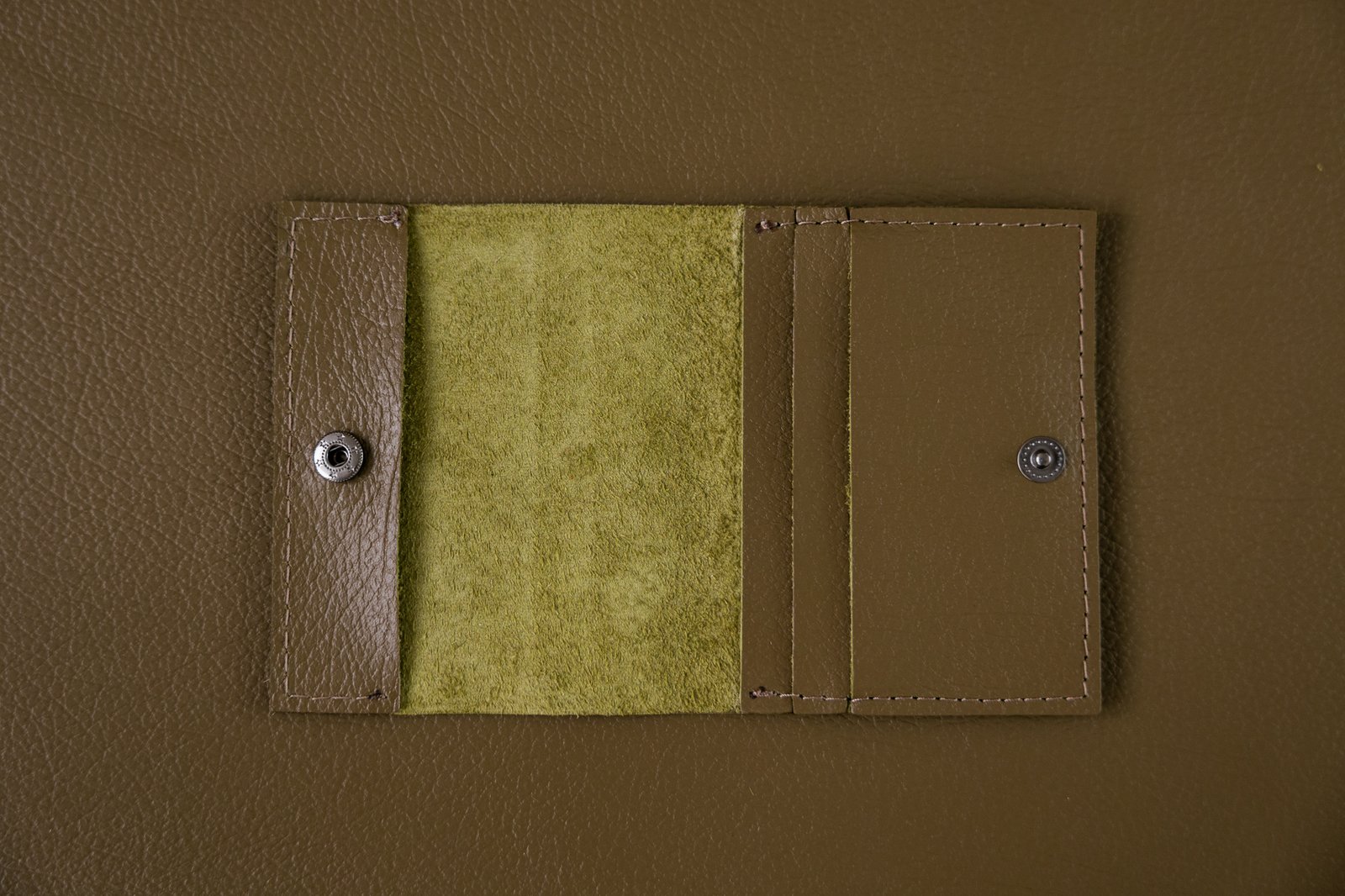 Wood Style Pouzdro na karty PUKAVEC - Khaki - Obrázek 2