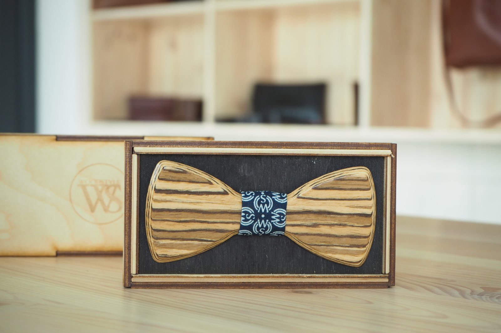 Wood Style Motýlek Kulatý Zebráno Barva středu: WS Modrotisk