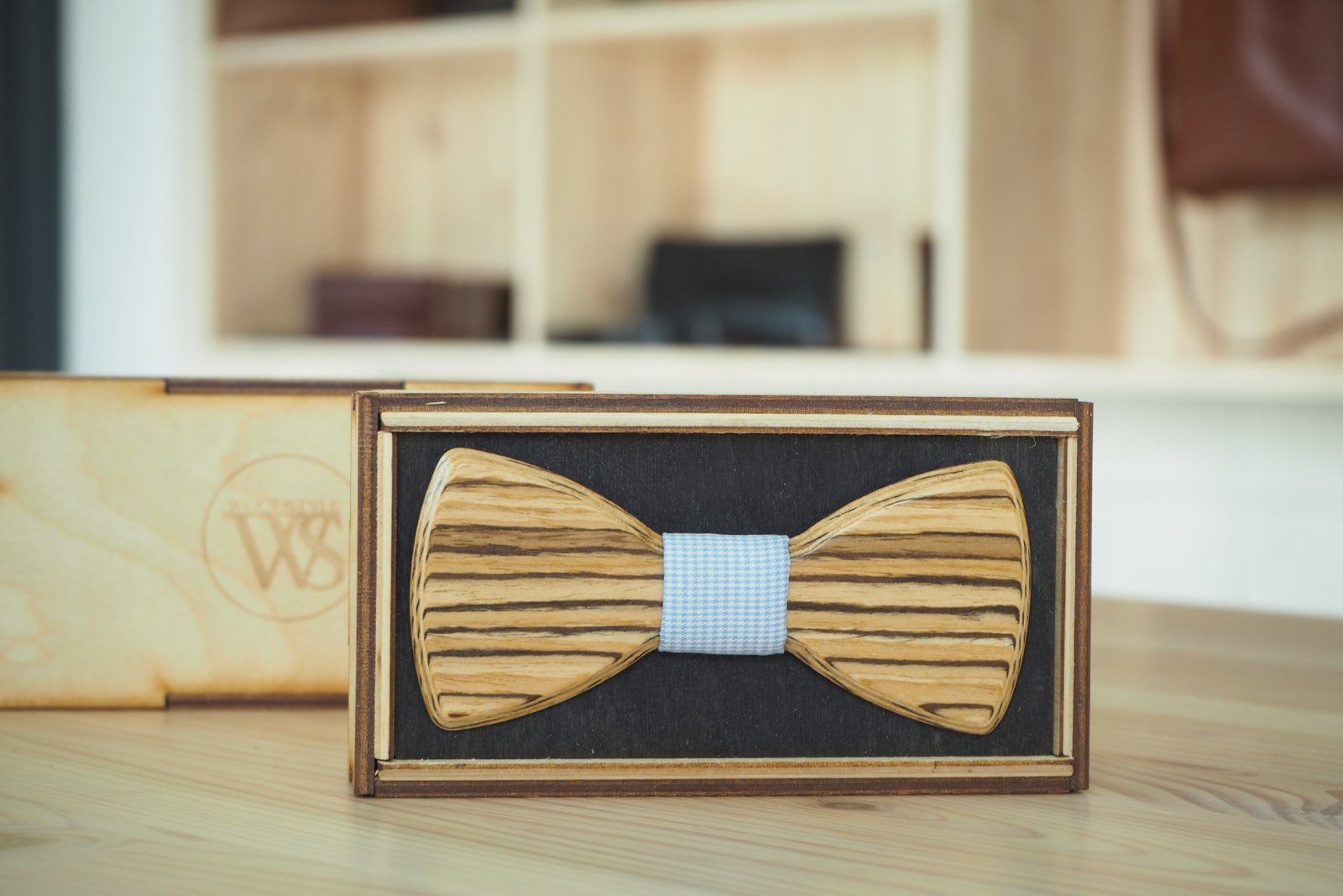 Wood Style Motýlek Kulatý Zebráno Barva středu: Modrá se vzorem
