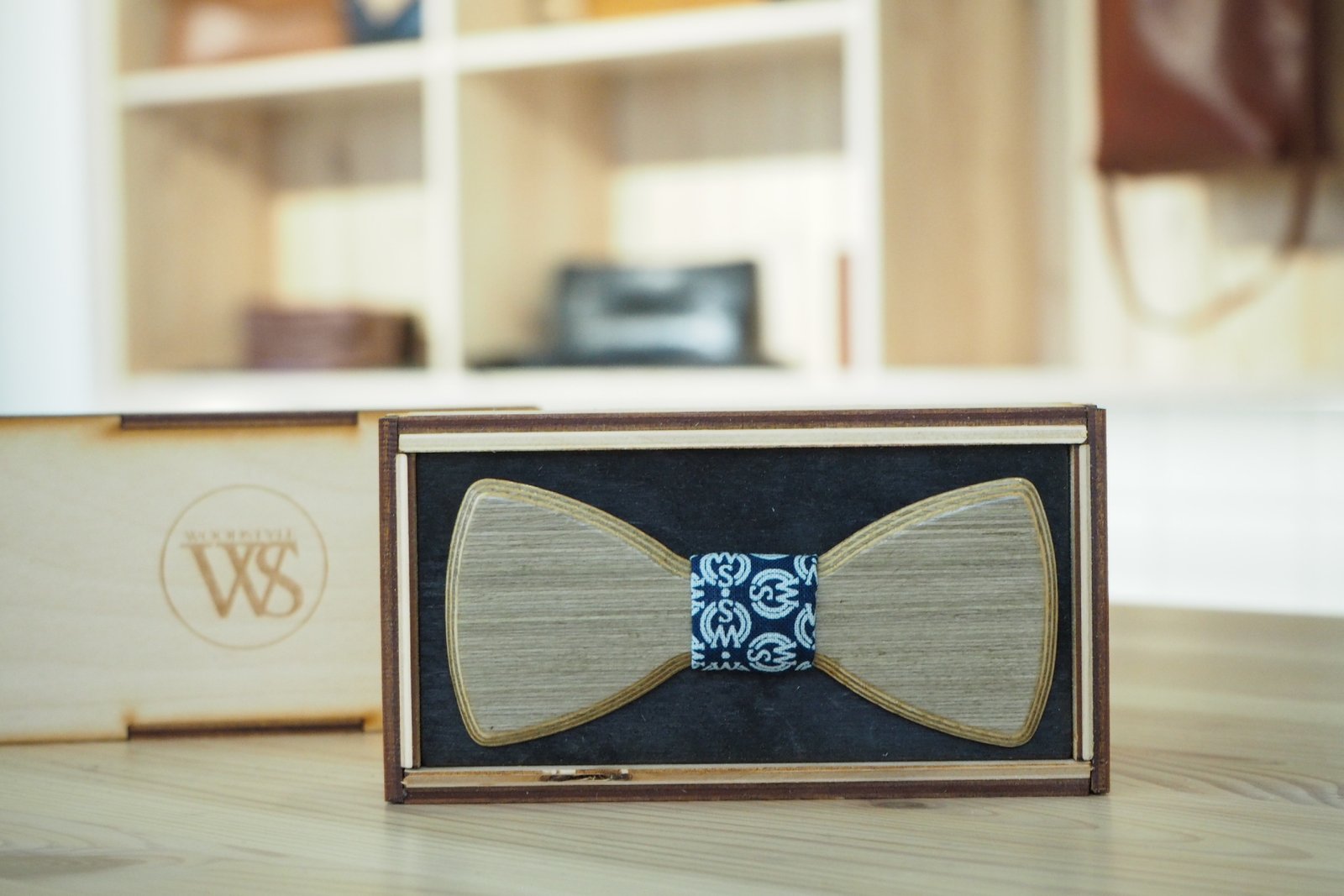 Wood Style Motýlek Kulatý Šedé Hedvábí Barva středu: WS Modrotisk