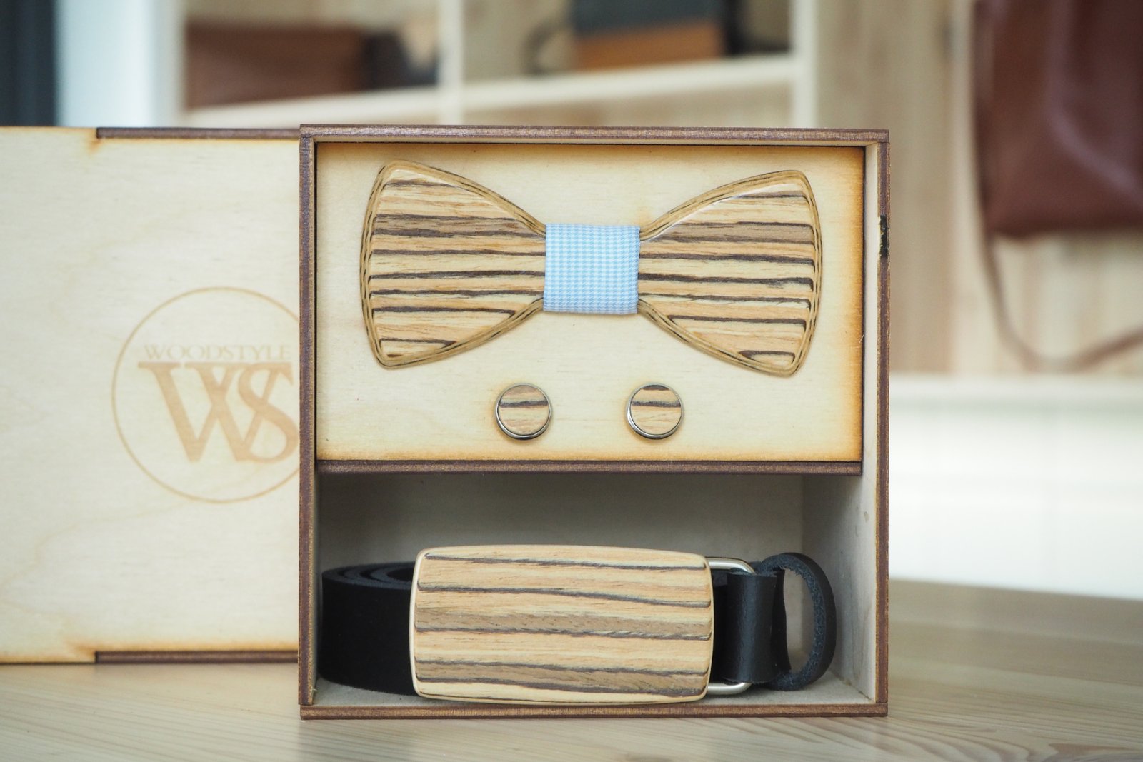 Wood Style Set Kulatý Zebráno - opasek,motýlek a manžetové knoflíčky Obvod pasu: 70, Barva středu: Modrá se vzorem