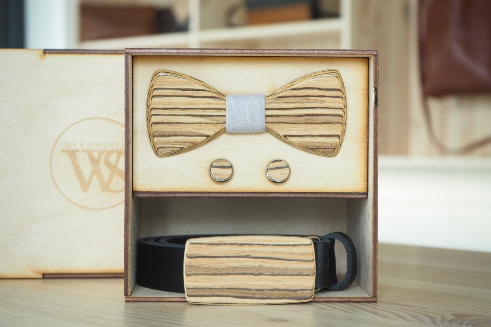 Wood Style Set Kulatý Zebráno - opasek,motýlek a manžetové knoflíčky Obvod pasu: 75, Barva středu: Šedá