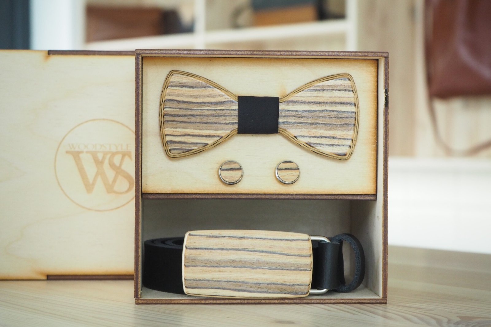 Wood Style Set Kulatý Zebráno - opasek,motýlek a manžetové knoflíčky Obvod pasu: 85, Barva středu: Modrá se vzorem - Obrázek 2