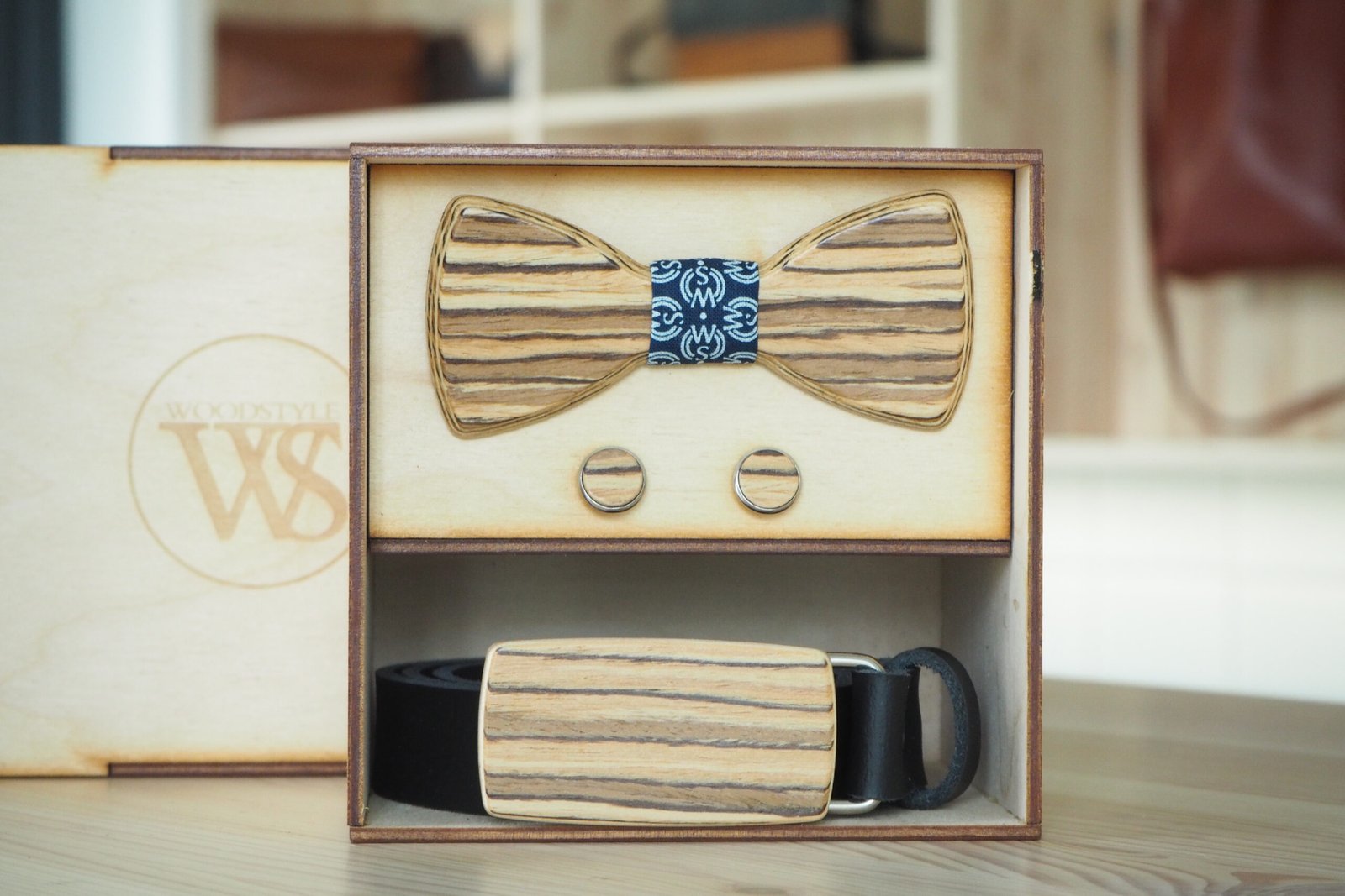 Wood Style Set Kulatý Zebráno  -  opasek,motýlek a manžetové knoflíčky Obvod pasu: 110, Barva středu: WS Modrotisk