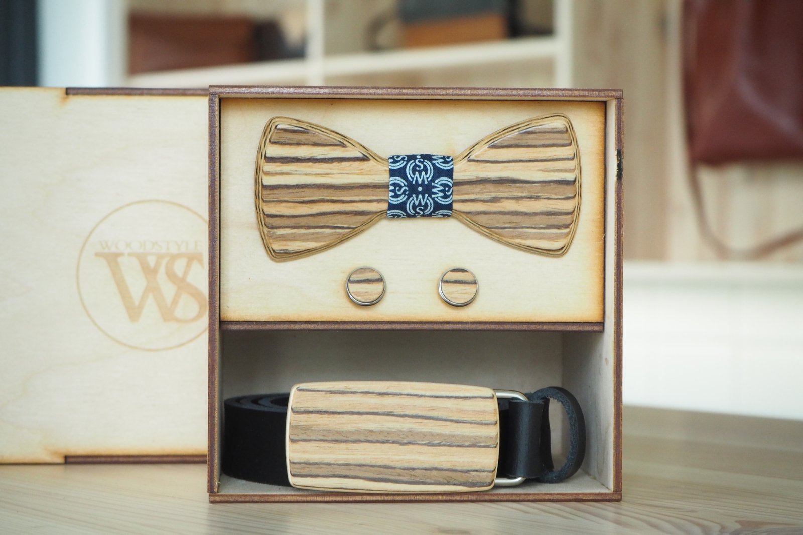 Wood Style Set Kulatý Zebráno - opasek,motýlek a manžetové knoflíčky Obvod pasu: 115, Barva středu: WS Modrotisk
