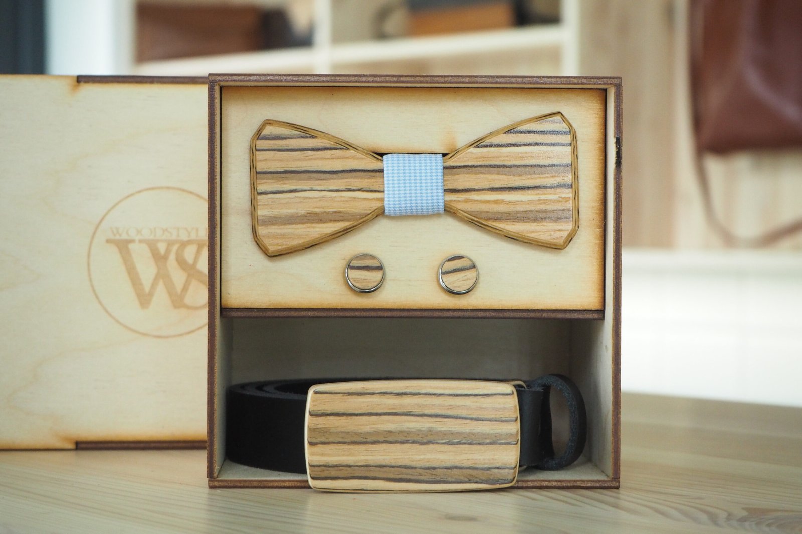 Wood Style Set Hranatý Zebráno - opasek,motýlek a manžetové knoflíčky Obvod pasu: 90, Barva středu: Modrá se vzorem