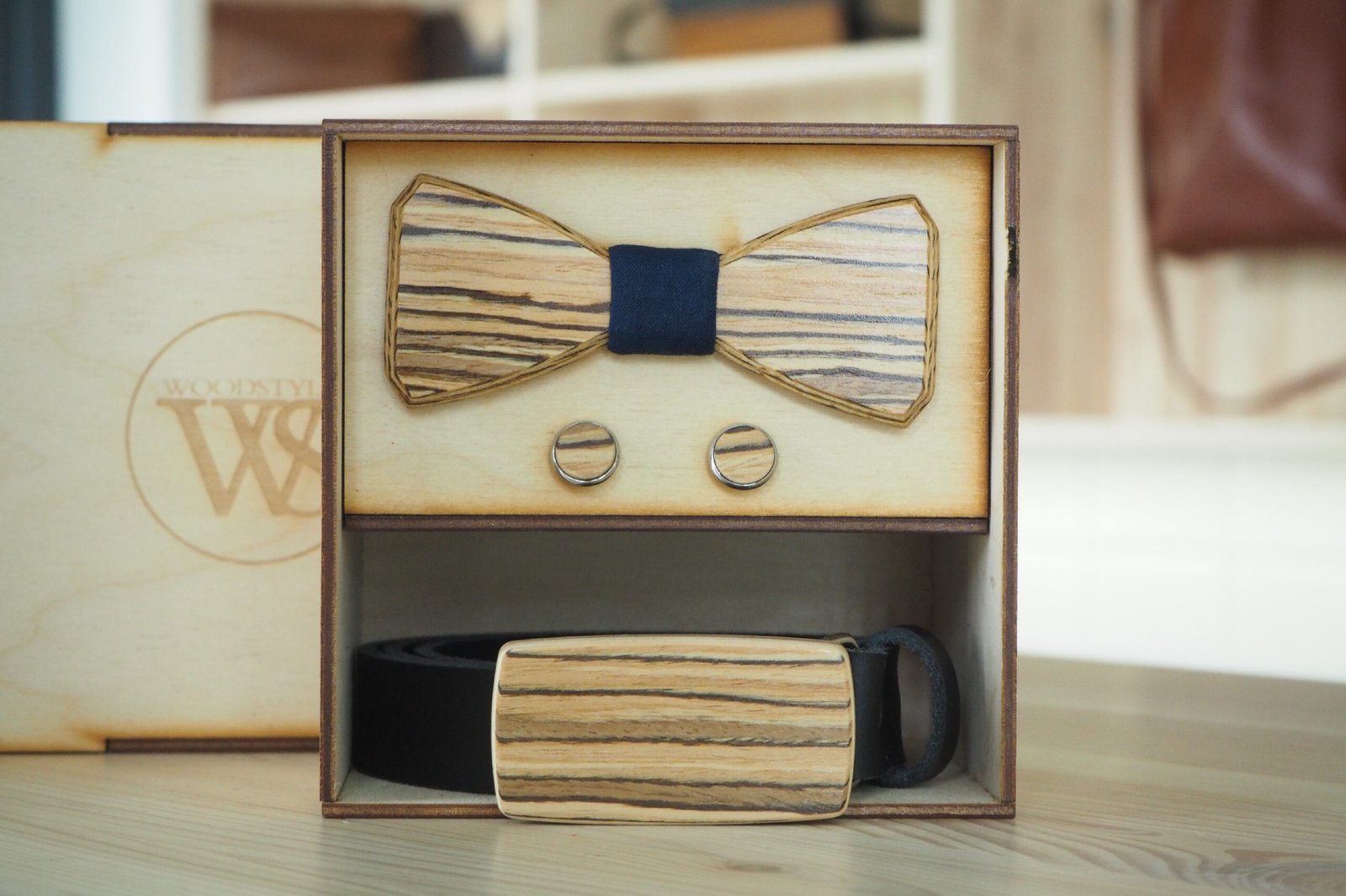 Wood Style Set Hranatý Zebráno - opasek,motýlek a manžetové knoflíčky Obvod pasu: 100, Barva středu: Modrotisk