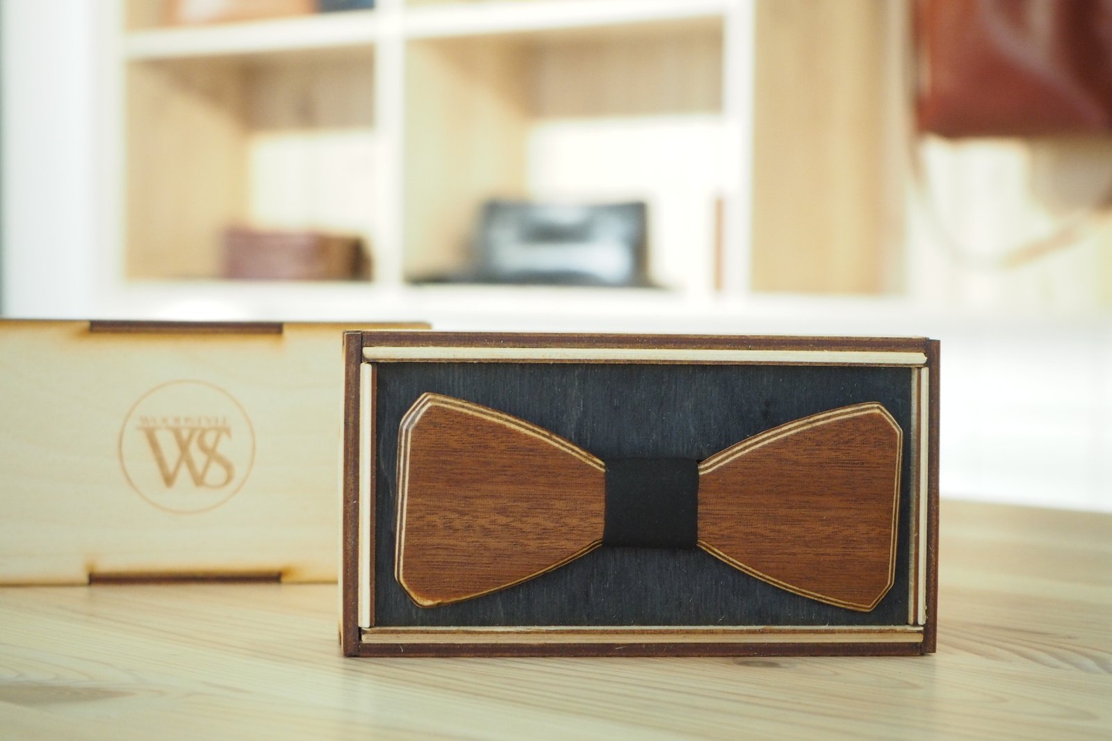 Wood Style Motýlek Hranatý Třešeň Barva středu: Černá