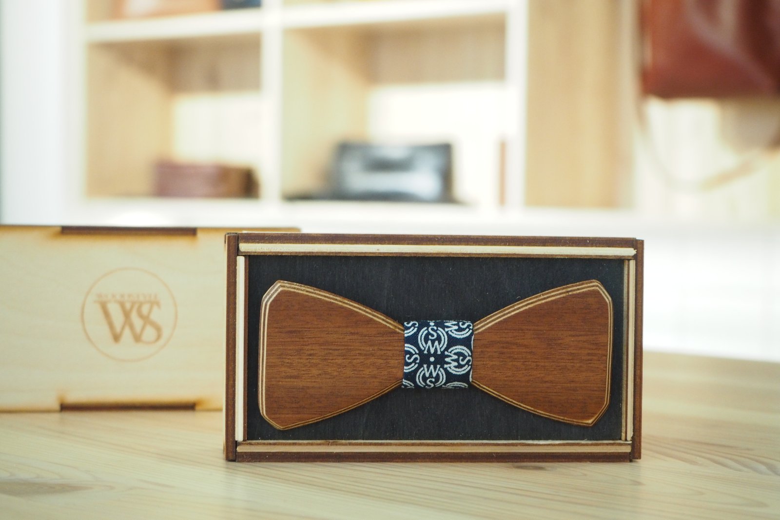 Wood Style Motýlek Hranatý Třešeň Barva středu: WS Modrotisk