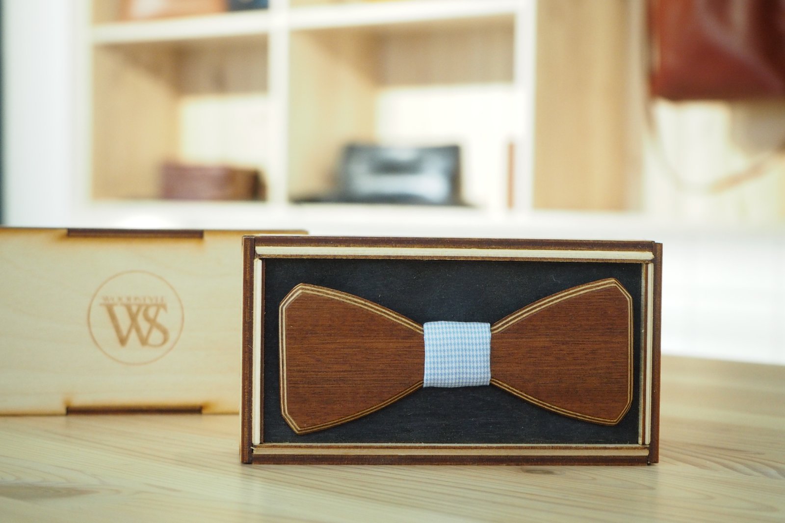 Wood Style Motýlek Hranatý Třešeň Barva středu: Modrá se vzorem