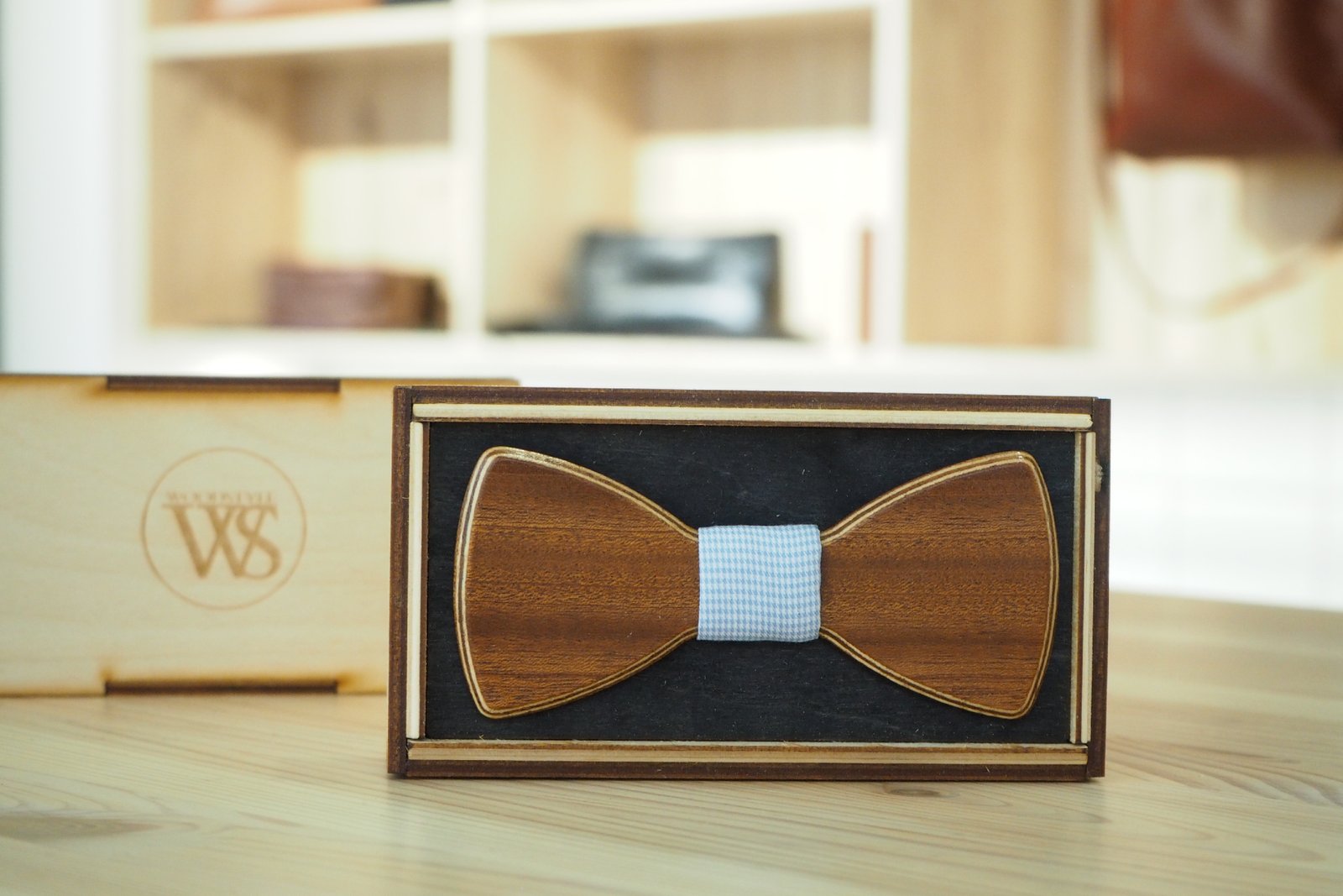 Wood Style Motýlek Kulatý Třešeň Barva středu: Modrá se vzorem