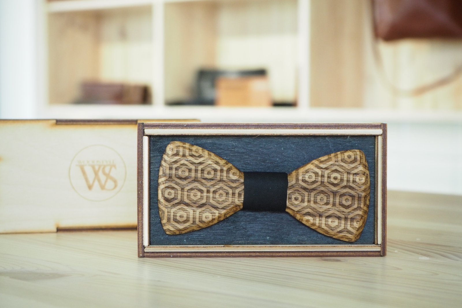 Wood Style Motýlek Gravírovaný Motiv 1 Barva středu: Černá