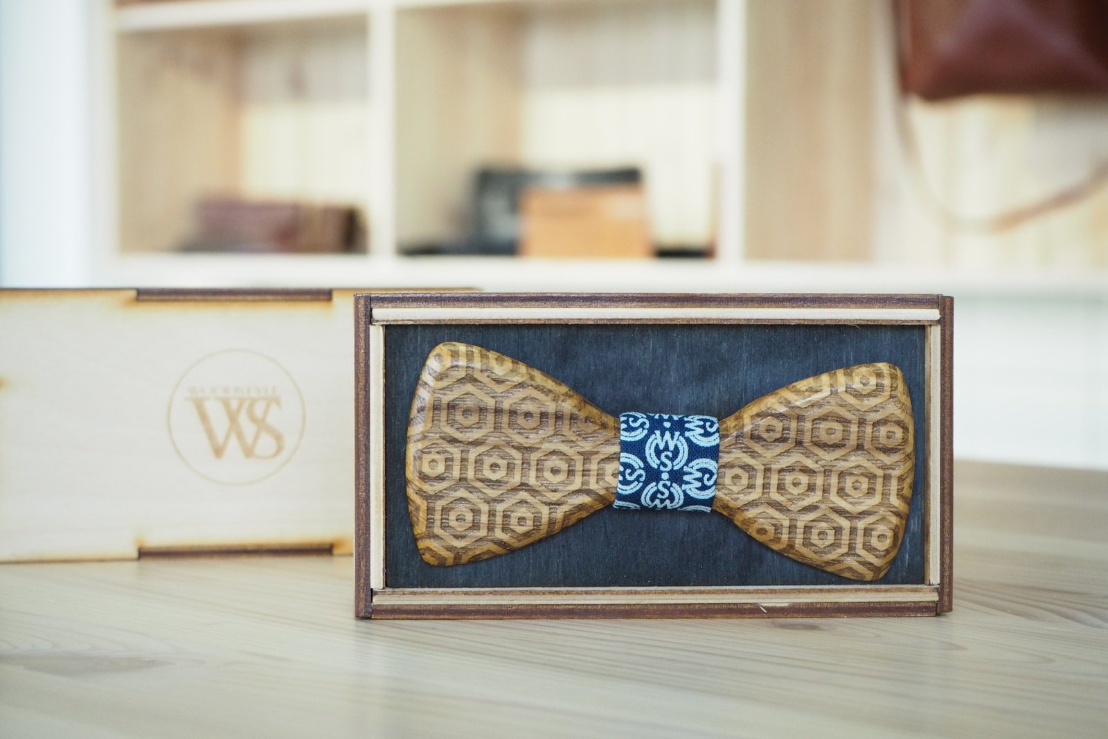 Wood Style Motýlek Gravírovaný Motiv 1 Barva středu: WS Modrotisk