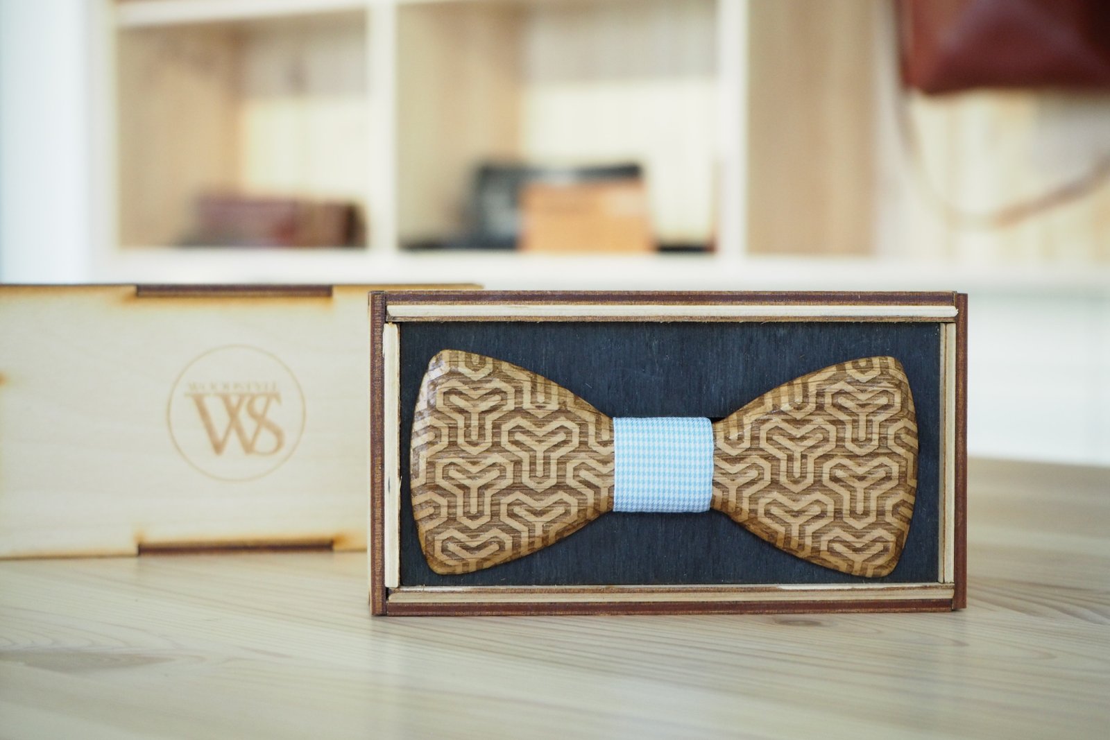 Wood Style Motýlek Gravírovaný Motiv 2 Barva středu: Modrá se vzorem