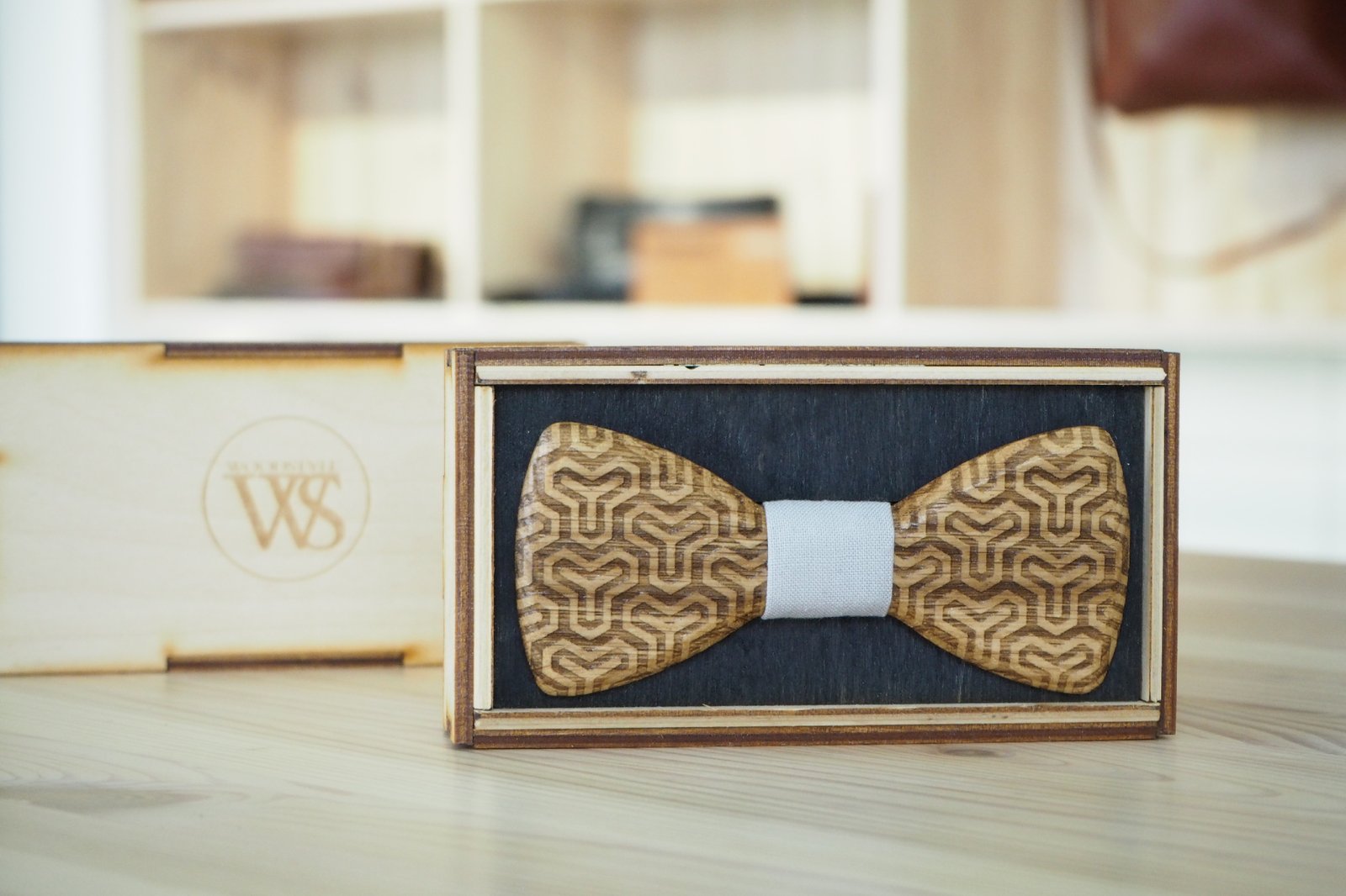 Wood Style Motýlek Gravírovaný Motiv 2 Barva středu: Šedá