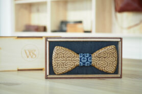 Wood Style Motýlek Gravírovaný Motiv 2 Barva středu: WS Modrotisk