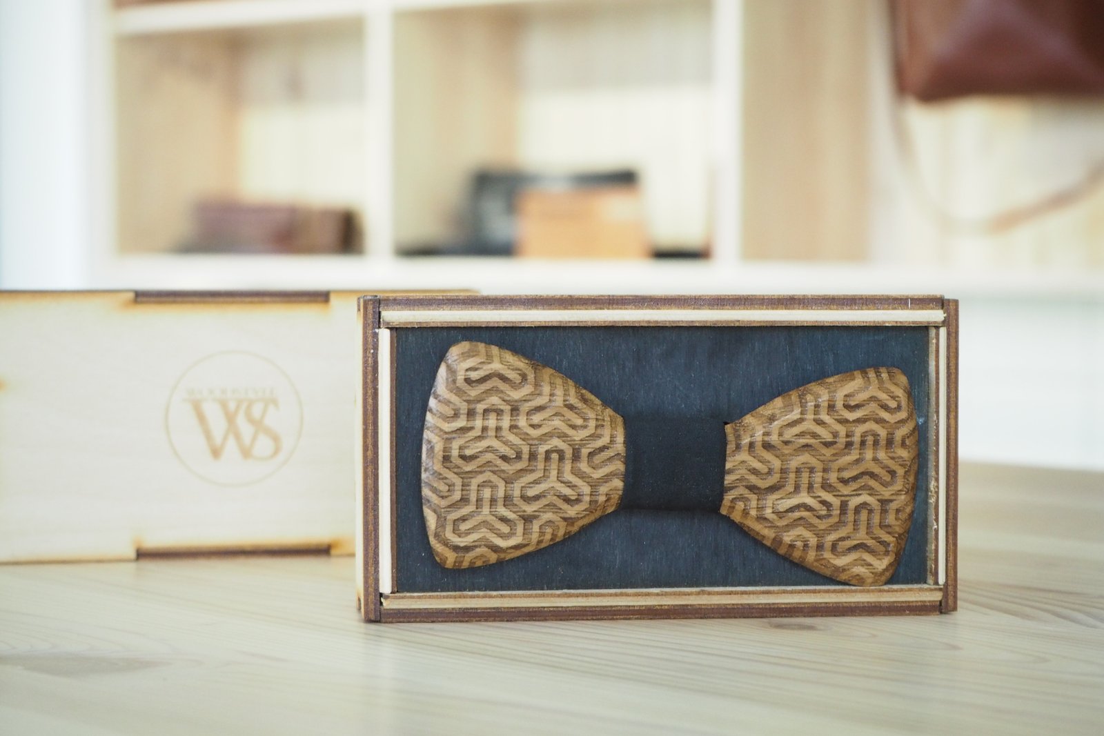 Wood Style Motýlek Gravírovaný Motiv 2 Barva středu: Černá