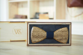 Wood Style Motýlek Gravírovaný Motiv 2 Barva středu: Modrotisk