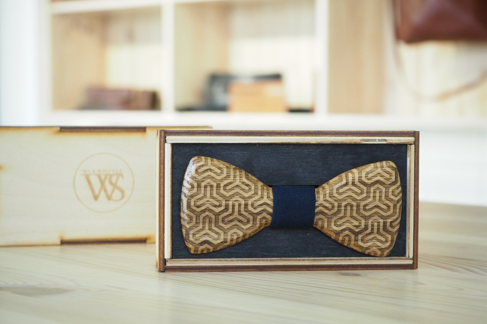 Wood Style Motýlek Gravírovaný Motiv 2 Barva středu: Modrotisk