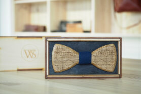 Wood Style Motýlek Gravírovaný Motiv 3 Barva středu: Modrotisk