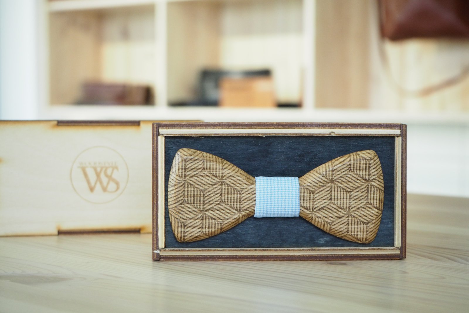 Wood Style Motýlek Gravírovaný Motiv 3 Barva středu: Modrá se vzorem