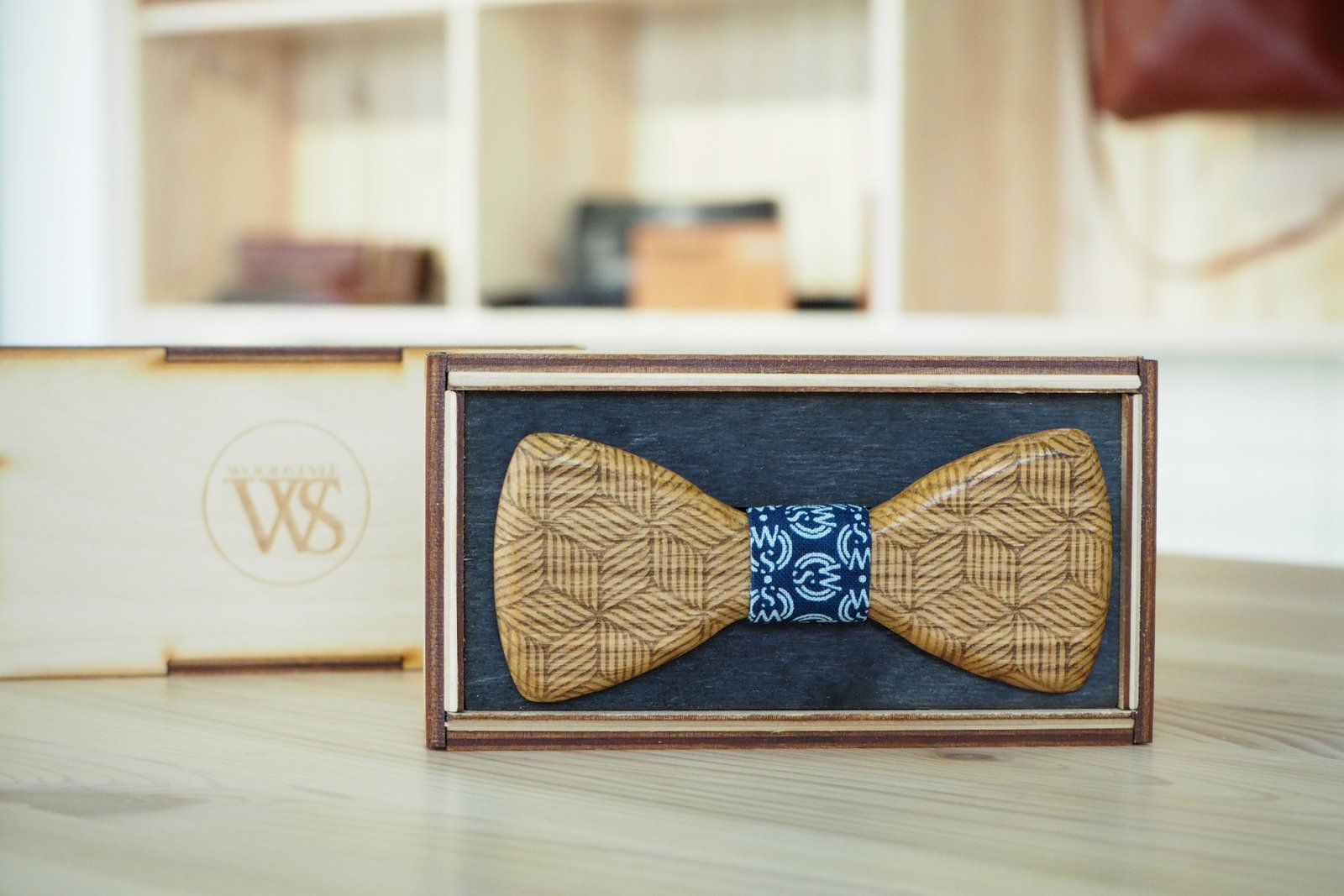Wood Style Motýlek Gravírovaný Motiv 3 Barva středu: WS Modrotisk