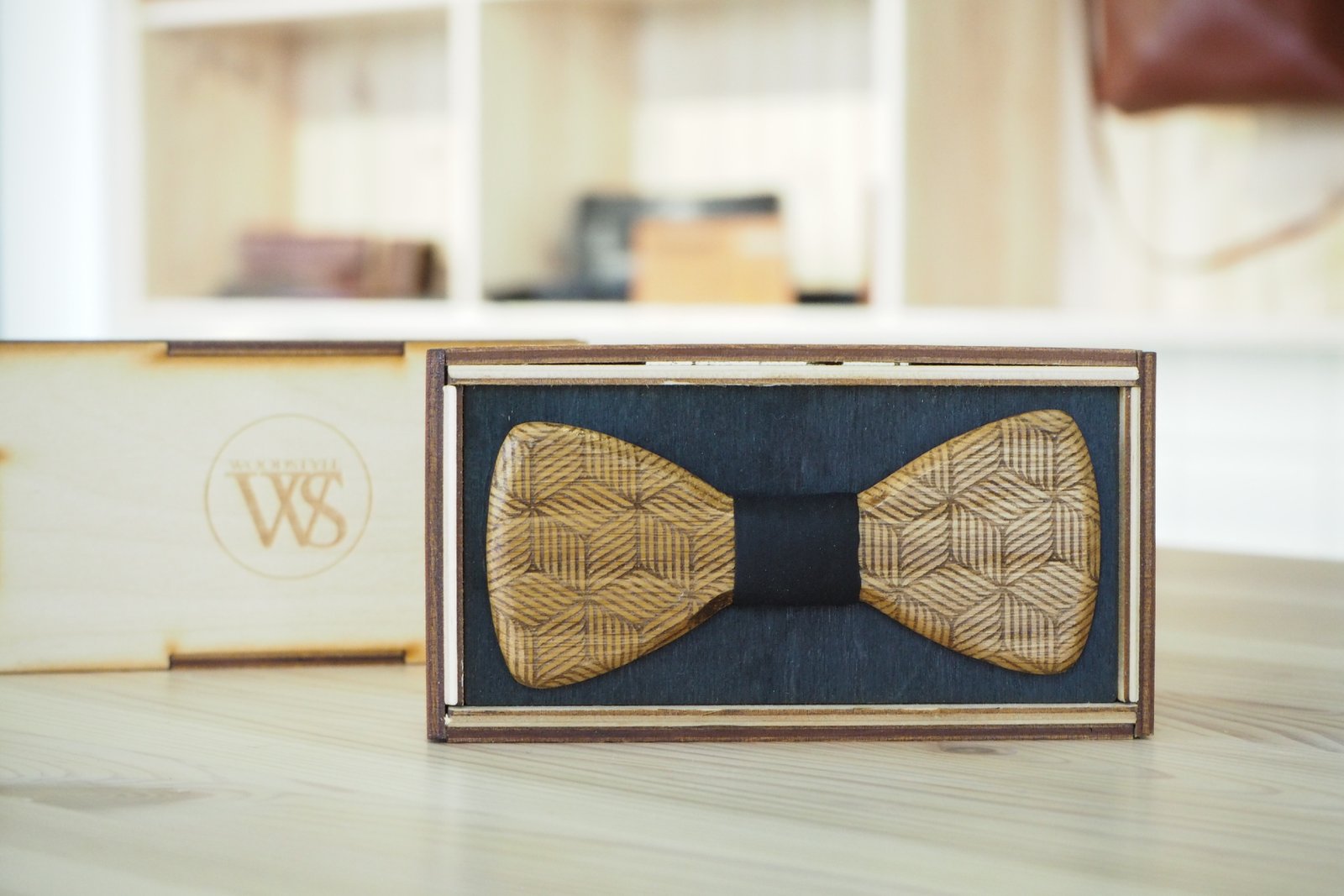 Wood Style Motýlek Gravírovaný Motiv 3 Barva středu: Černá