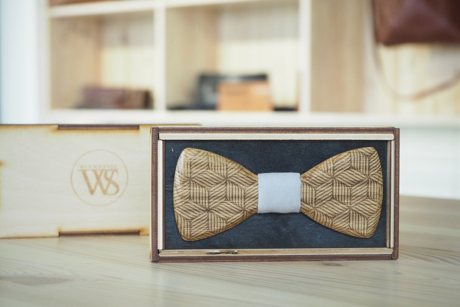 Wood Style Motýlek Gravírovaný Motiv 3 Barva středu: Šedá